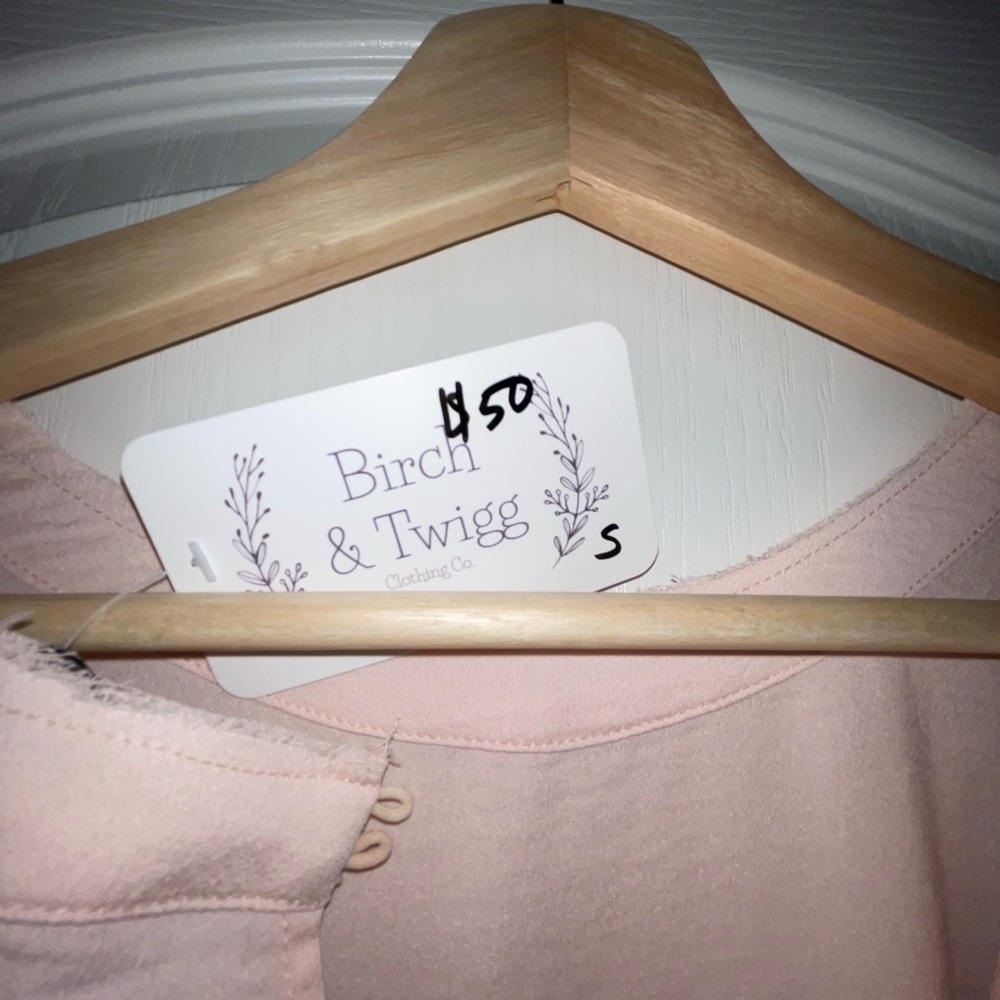 Doe & Rae Pink Ruffle Blouse Brand New - Picture 3 of 4